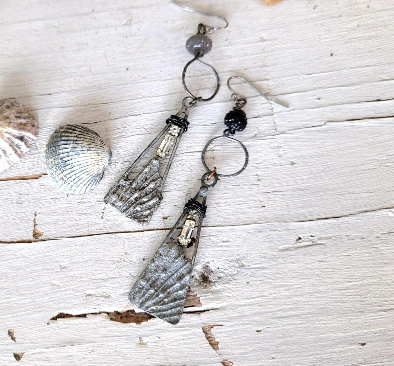 Des boucles d'oreille primitives avec breloques artisanales en étain .. – photo 8